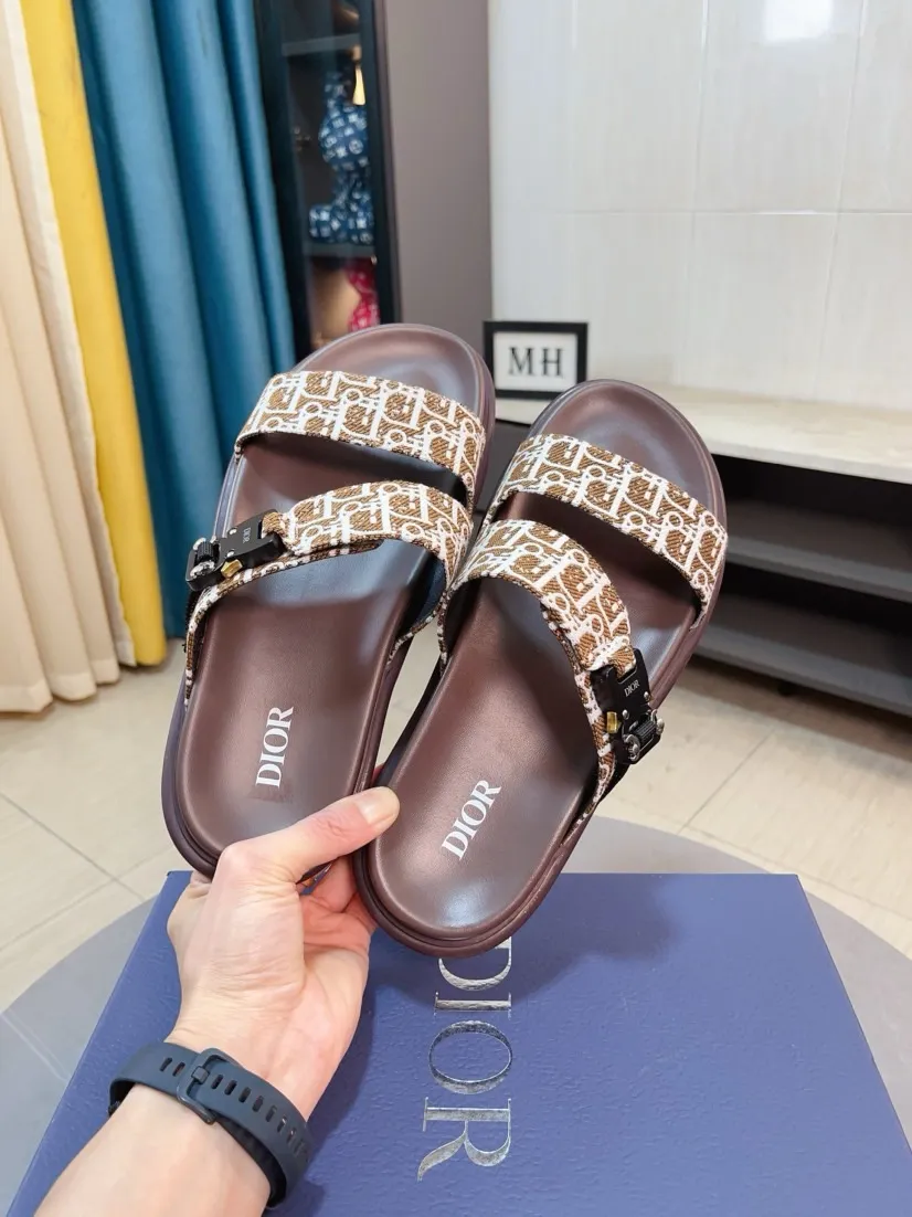 Men's Men's Shoes 💰320🌸🌸Dior Aqua Men's Sandals Slippers. Showcasing Dior haute couture design. The Dior gray suede strap is accented with an aluminum Dior buckle for added style. Paired with a comfortable tonal notch sole, they pair easily with shorts or jeans for a sophisticated look. Main body: suede cow leather, technical fabric lining: cow leather, with adjustable straps, aluminum Dior buckle, Dior gray EVA insole, tonal notch rubber outsole splicing structure👌👌size: 38-44 (45.46 customized)